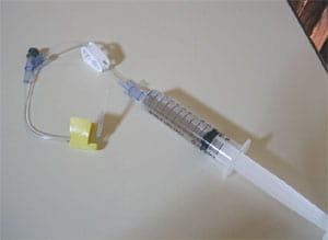 フラッシュ用の注射器にヒューバー針をつけた状態